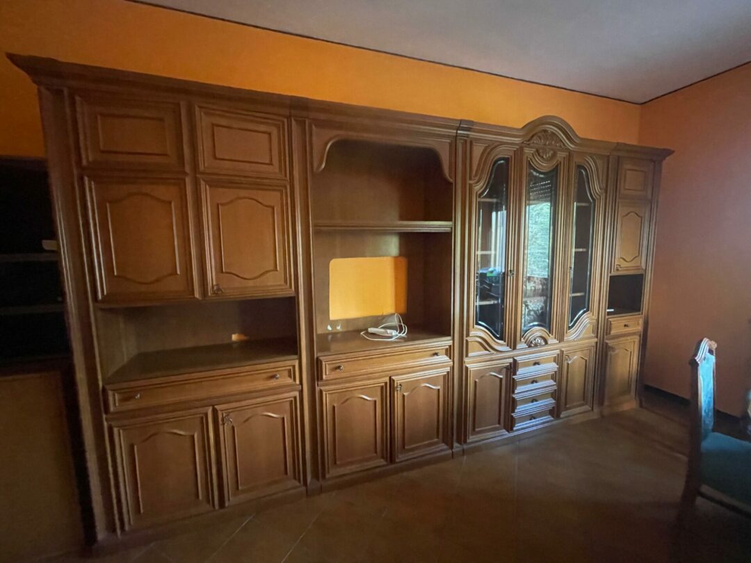 Mobile sala in legno massiccio lineare con vetrina S 1981