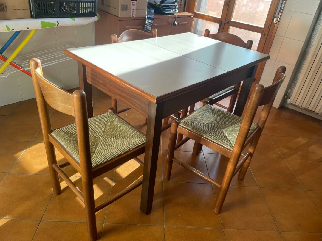 Tavolo in legno rettangolare allungabile con 4 sedie con la seduta in paglia S 1984