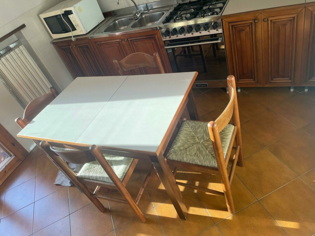 Tavolo in legno rettangolare allungabile con 4 sedie con la seduta in paglia S 1984 - immagine 2