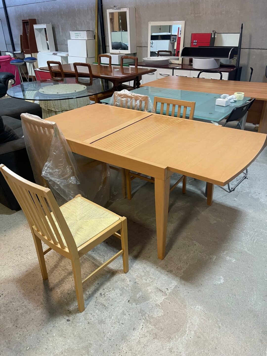 Tavolo nuovo allungabile in legno massiccio con 4 sedie S 2002