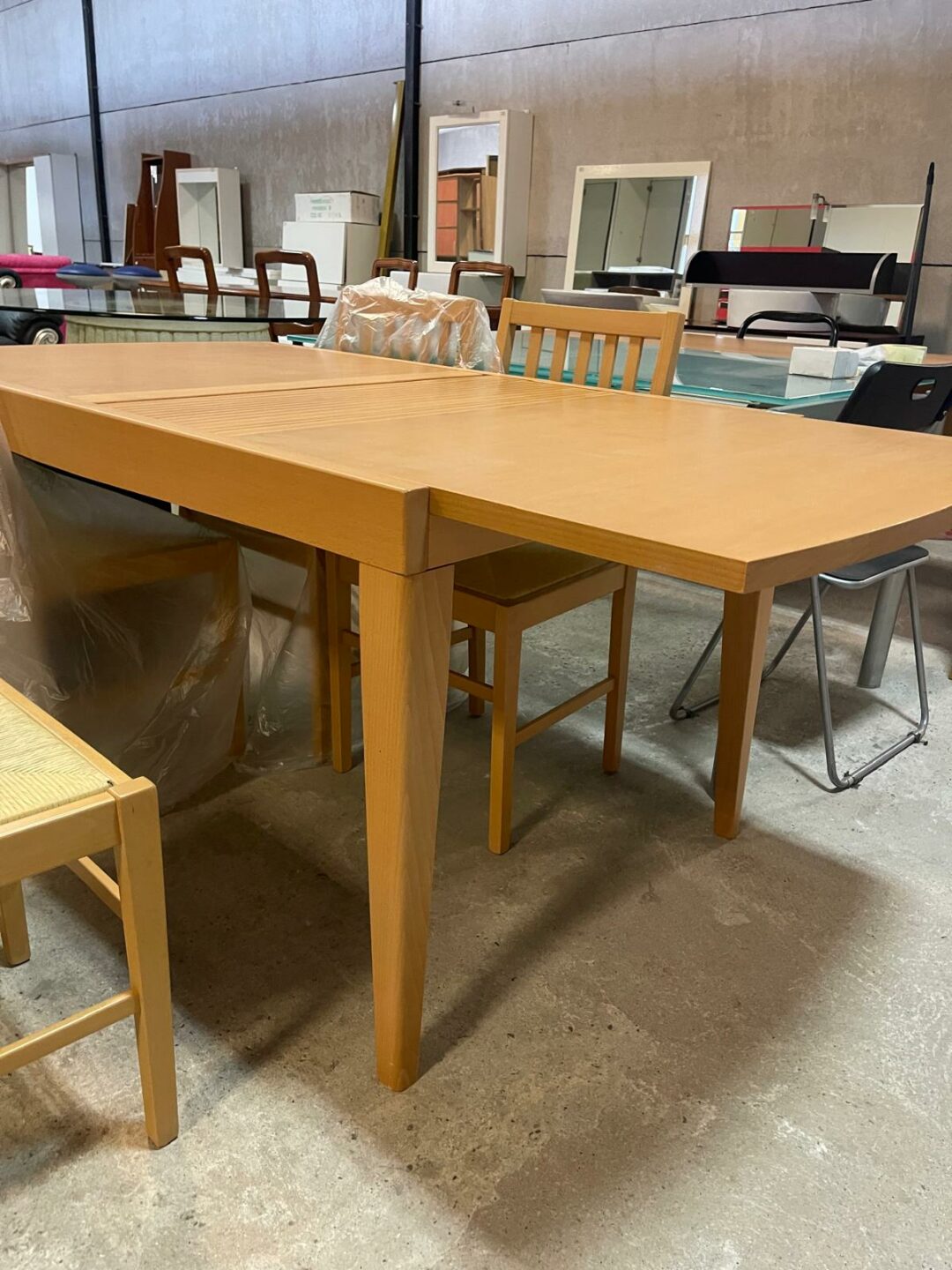 Tavolo nuovo allungabile in legno massiccio con 4 sedie S 2002 - immagine 2