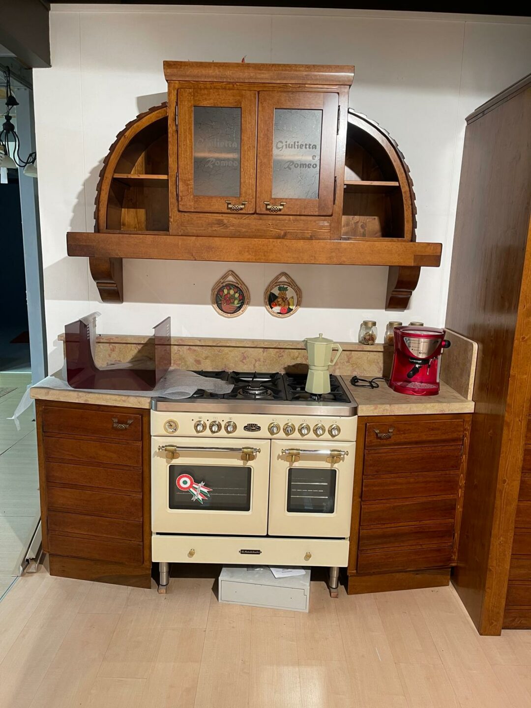 Mobile cucina rustico in legno con struttura in abete e le porte in noce con top in marmo scavato S 2082 - immagine 2
