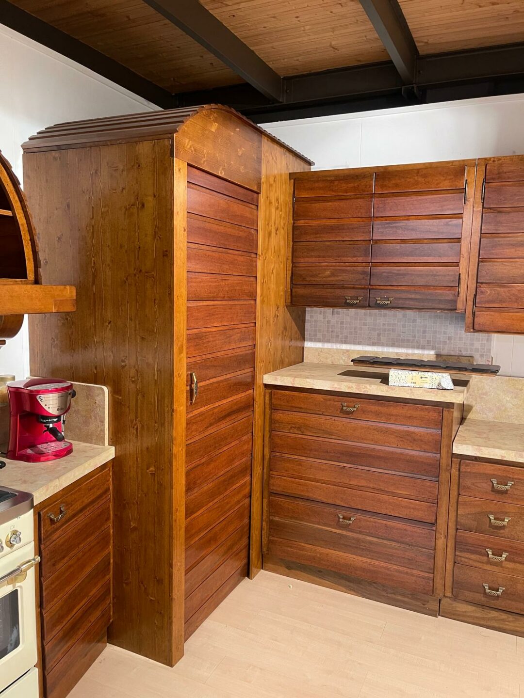 Mobile cucina rustico in legno con struttura in abete e le porte in noce con top in marmo scavato S 2082 - immagine 3