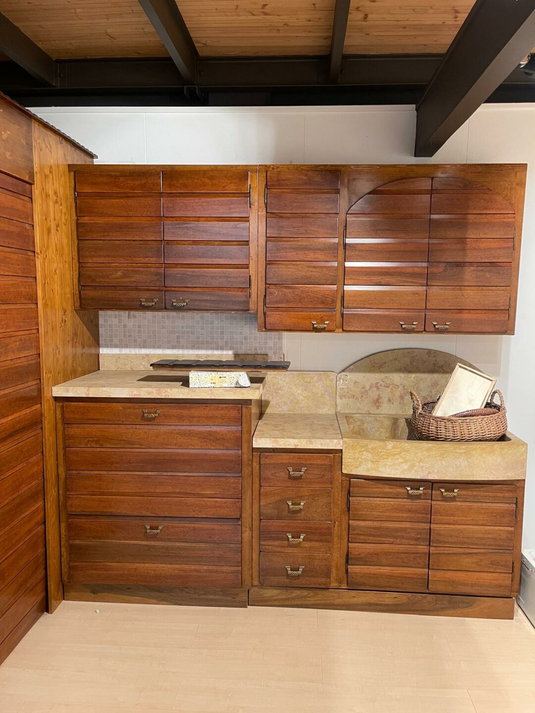 Mobile cucina rustico in legno con struttura in abete e le porte in noce con top in marmo scavato S 2082 - immagine 4