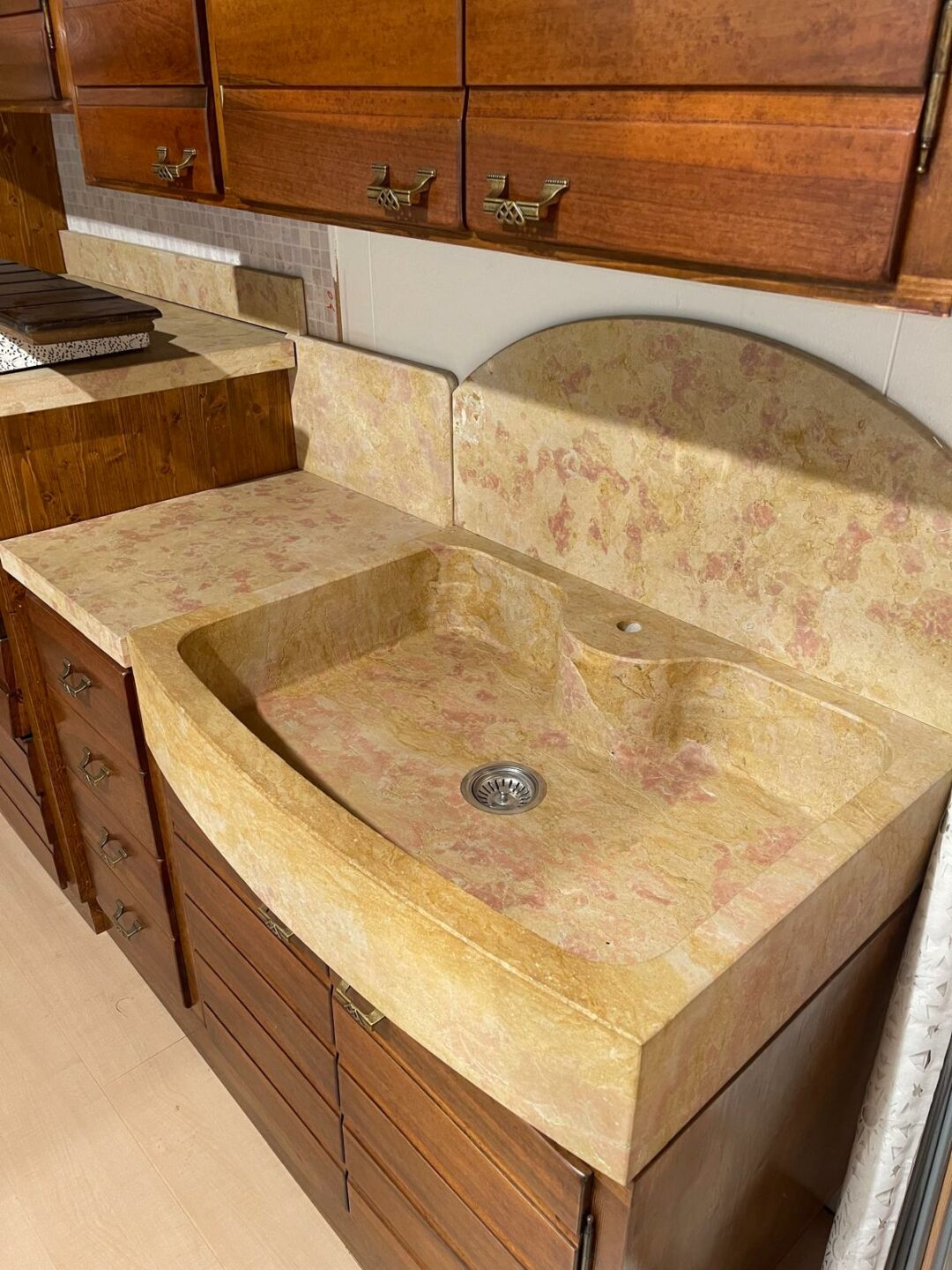 Mobile cucina rustico in legno con struttura in abete e le porte in noce con top in marmo scavato S 2082 - immagine 6