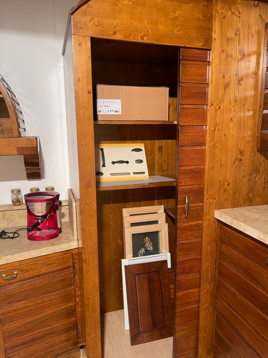 Mobile cucina rustico in legno con struttura in abete e le porte in noce con top in marmo scavato S 2082 - immagine 8
