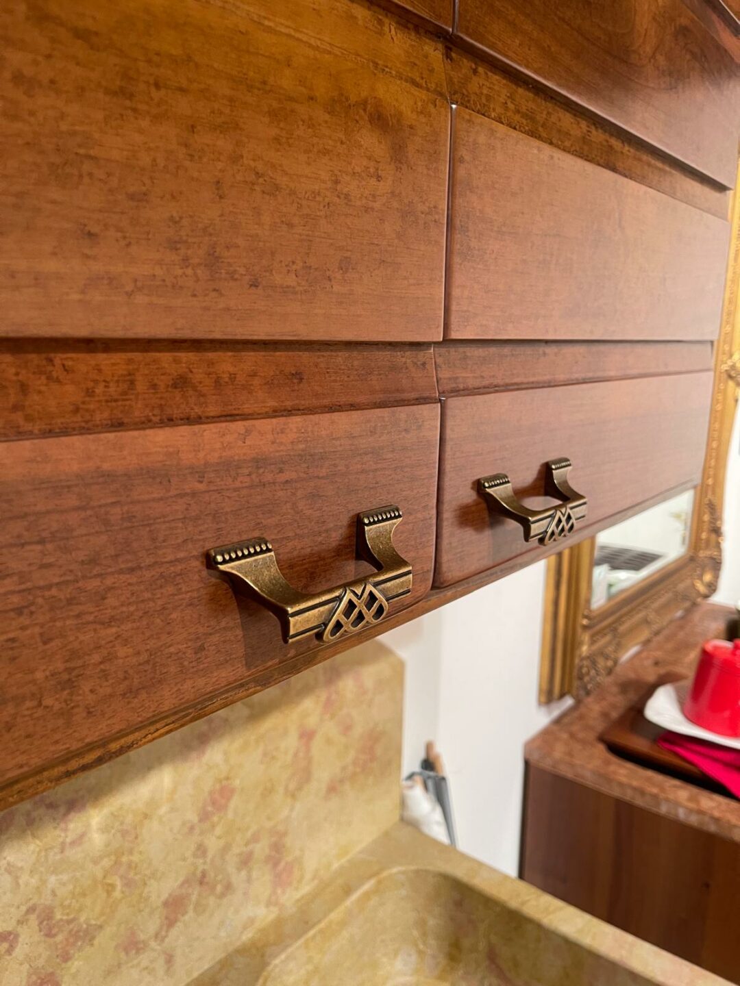 Mobile cucina rustico in legno con struttura in abete e le porte in noce con top in marmo scavato S 2082 - immagine 9