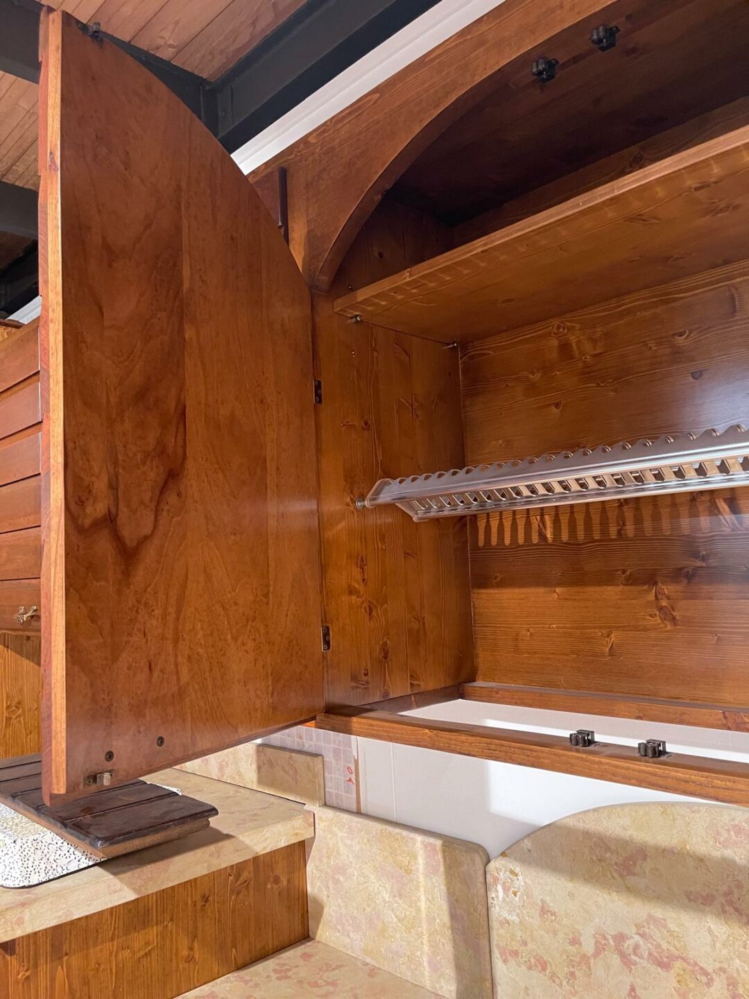 Mobile cucina rustico in legno con struttura in abete e le porte in noce con top in marmo scavato S 2082 - immagine 10