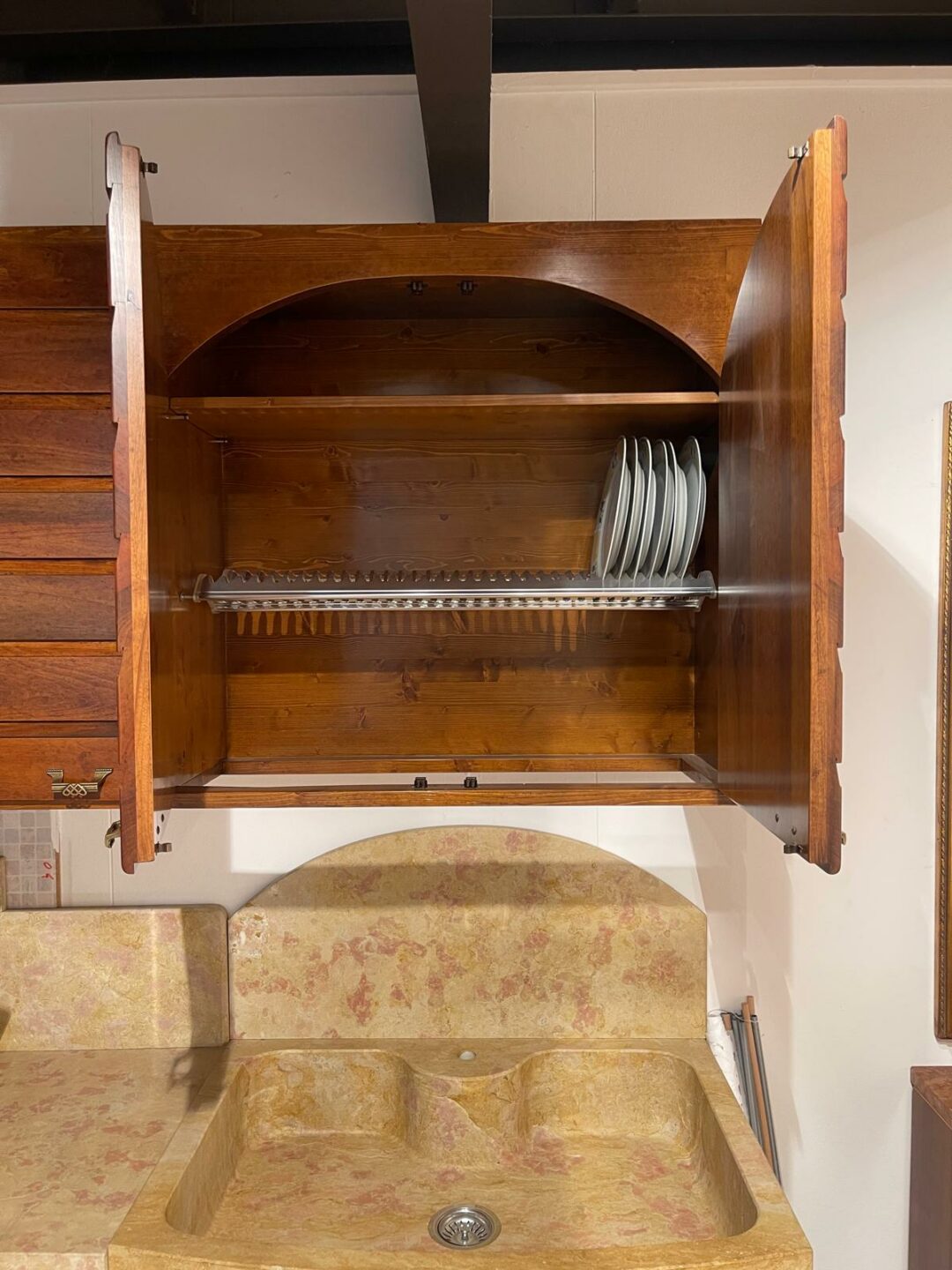 Mobile cucina rustico in legno con struttura in abete e le porte in noce con top in marmo scavato S 2082 - immagine 11