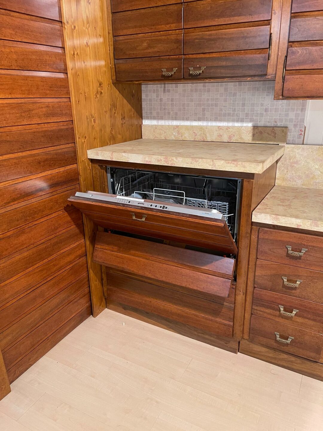 Mobile cucina rustico in legno con struttura in abete e le porte in noce con top in marmo scavato S 2082 - immagine 14