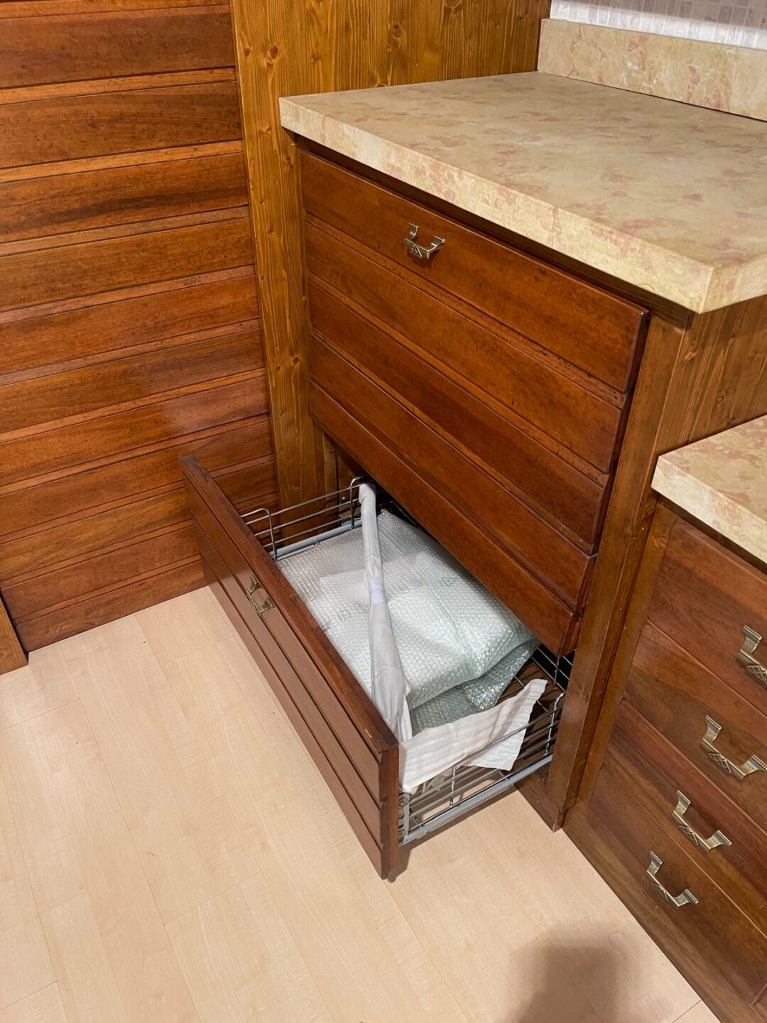 Mobile cucina rustico in legno con struttura in abete e le porte in noce con top in marmo scavato S 2082 - immagine 15