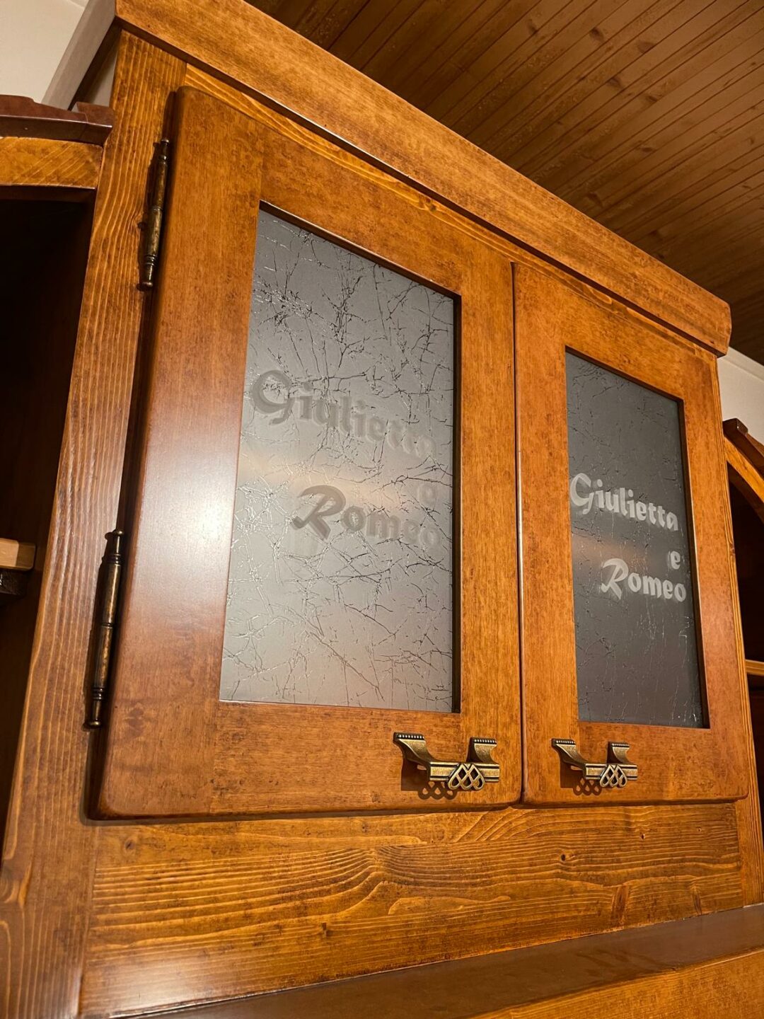 Mobile cucina rustico in legno con struttura in abete e le porte in noce con top in marmo scavato S 2082 - immagine 16