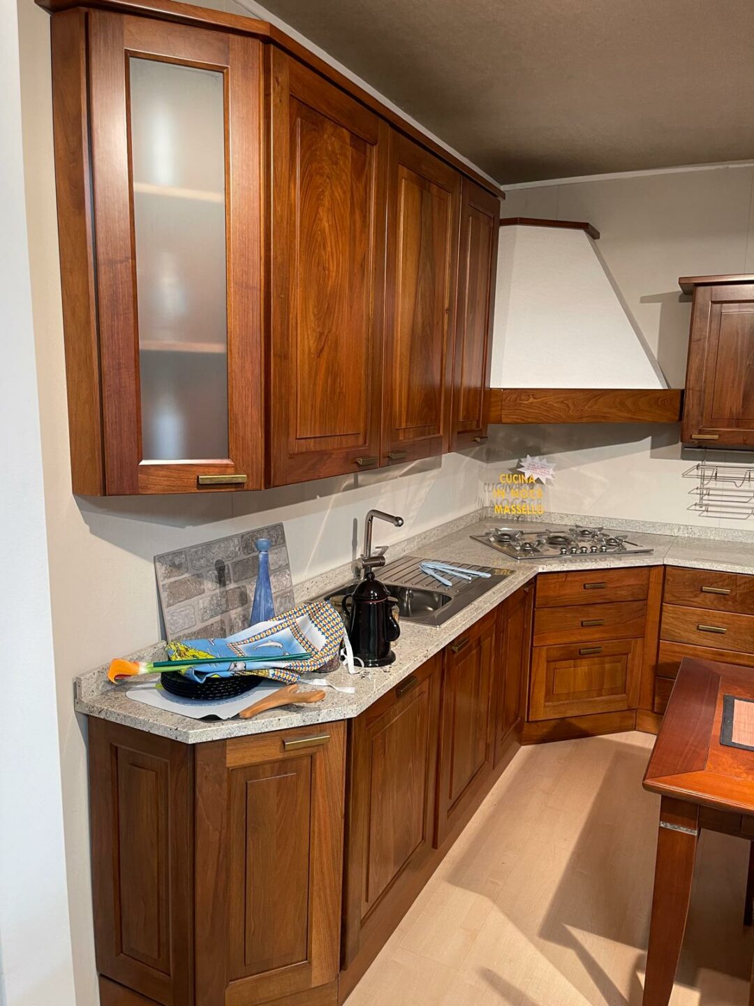 Mobile cucina in legno massiccio in noce nazionale scelto, con piano in granito S 2084 - immagine 2