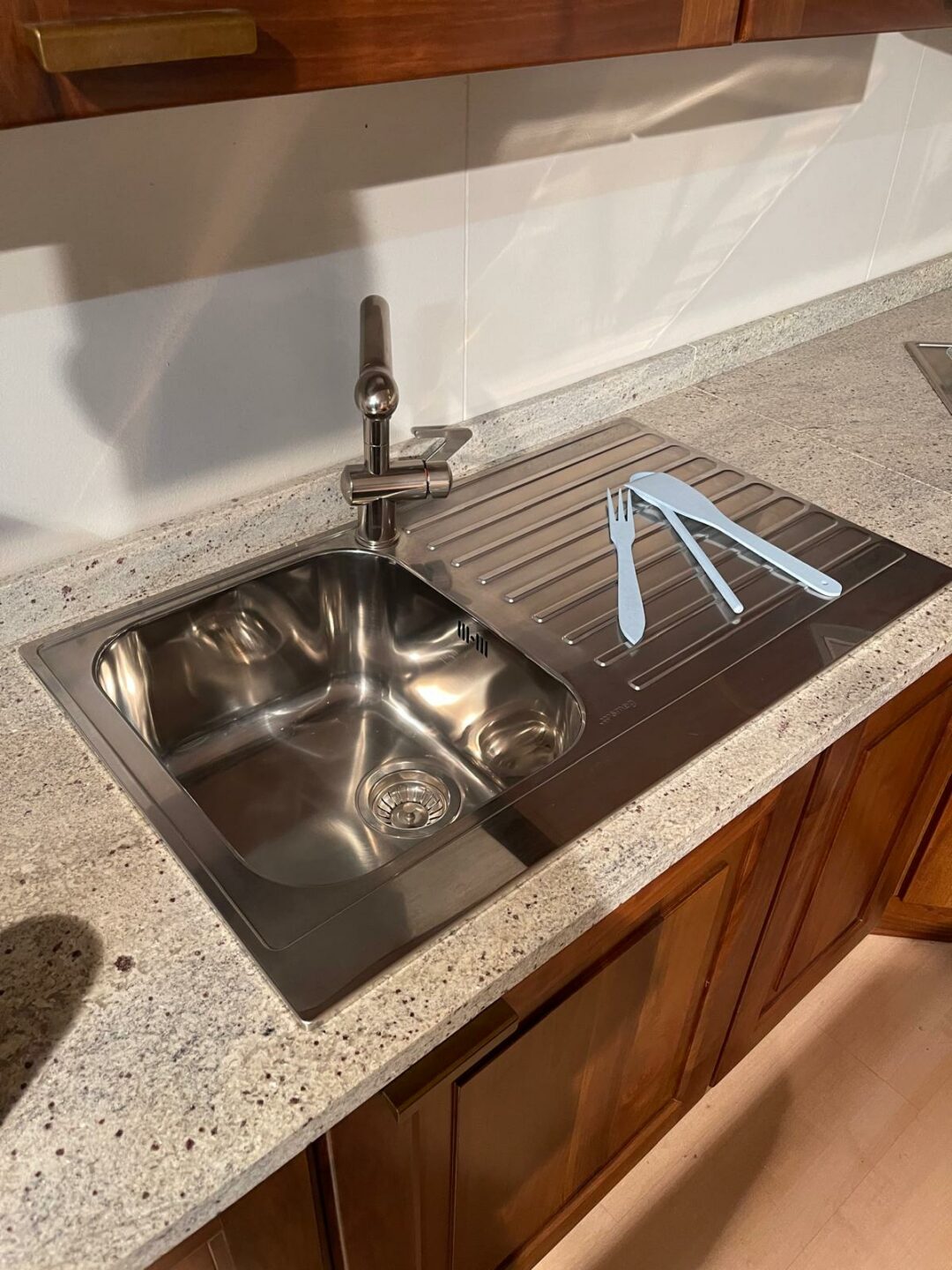 Mobile cucina in legno massiccio in noce nazionale scelto, con piano in granito S 2084 - immagine 4