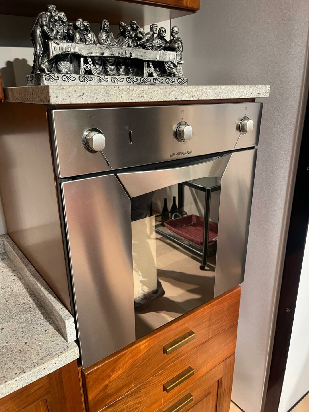 Mobile cucina in legno massiccio in noce nazionale scelto, con piano in granito S 2084 - immagine 5