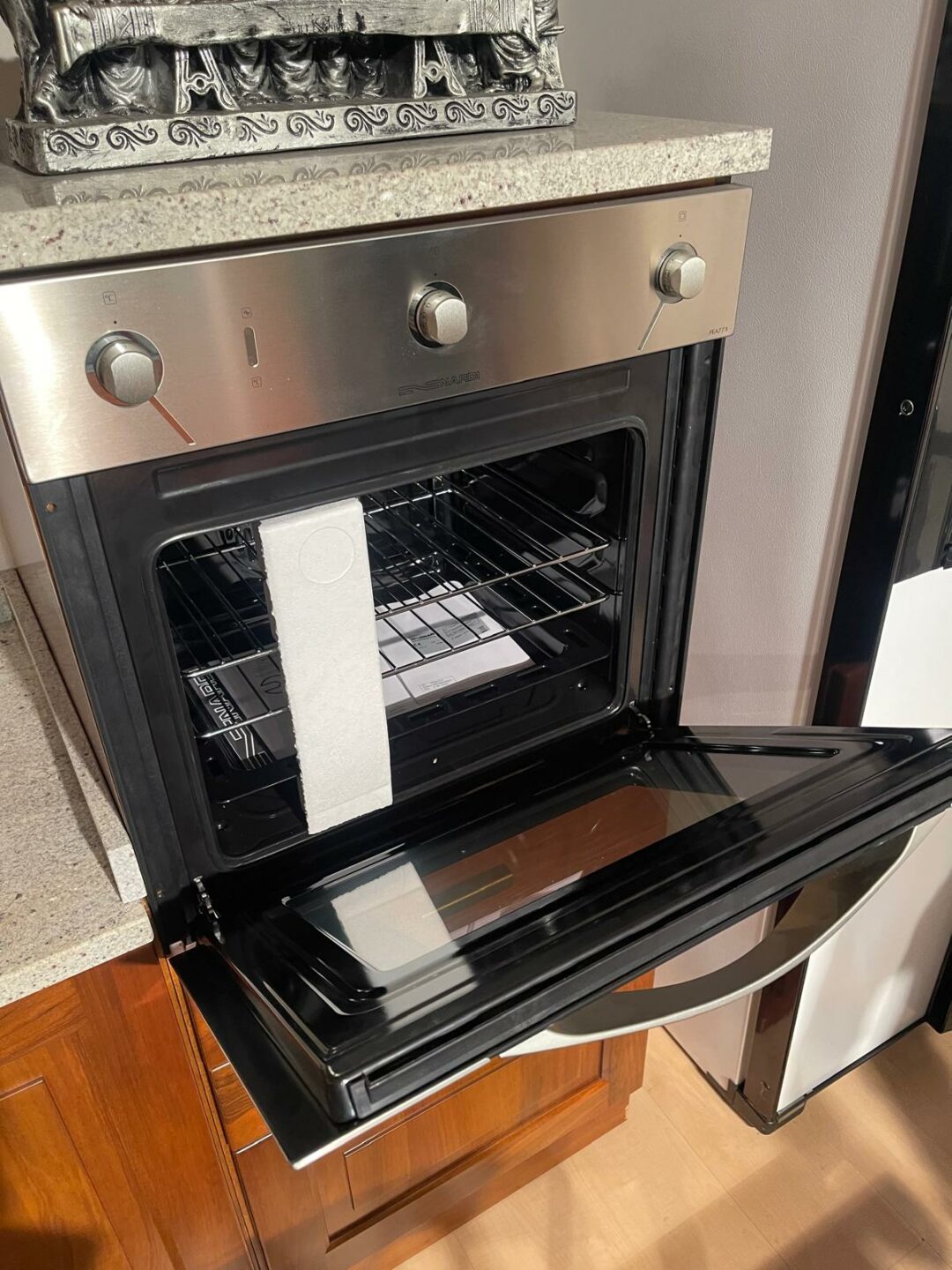 Mobile cucina in legno massiccio in noce nazionale scelto, con piano in granito S 2084 - immagine 7