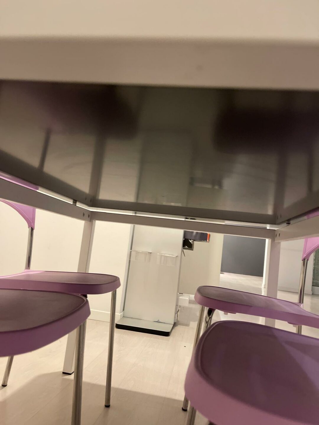 Tavolo in vetro temperato con 4 sedie break pink (solo sedie 200,00€) S 2156 - immagine 3