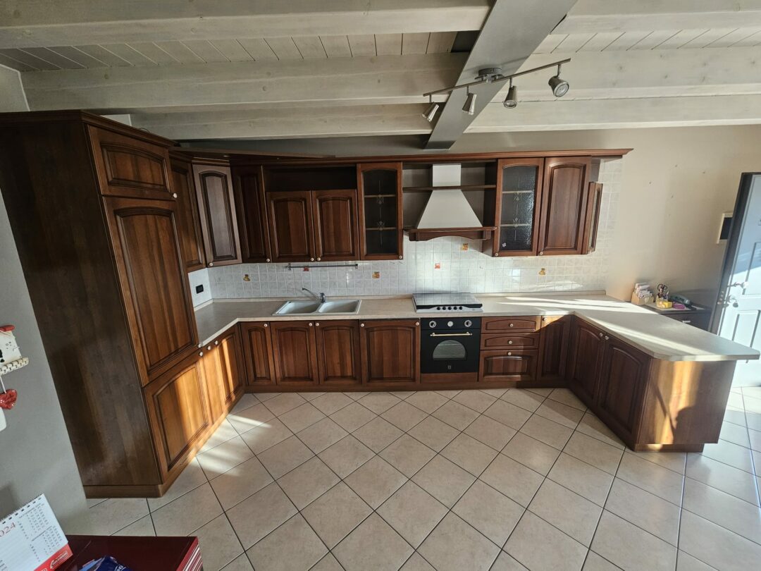 Cucina in legno completa di frigorifero, forno, piano cottura, cappa, lavastoviglie e lavandino con top in laminato S 2282
