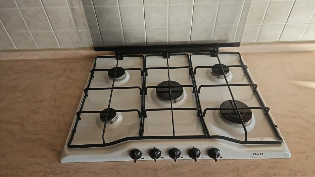Cucina in legno completa di frigorifero, forno, piano cottura, cappa, lavastoviglie e lavandino con top in laminato S 2282 - immagine 5