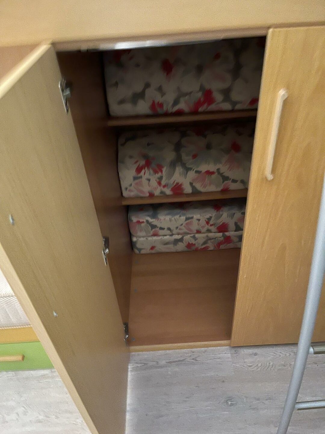 Cameretta per bambini con 3 posti letto in legno S 2293 - immagine 4