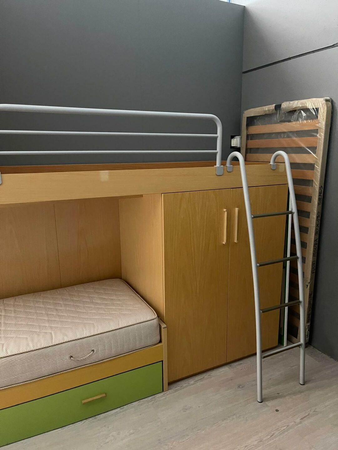 Cameretta per bambini con 3 posti letto in legno S 2293 - immagine 2