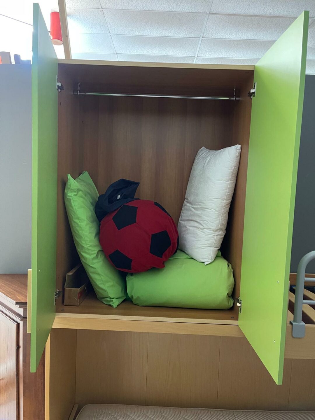 Cameretta per bambini con 3 posti letto in legno S 2293 - immagine 3