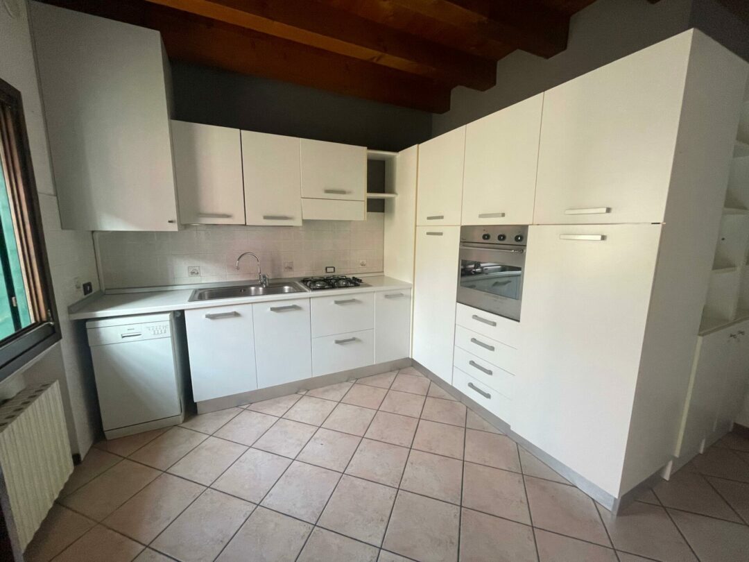 Mobile cucina bianca completa di frigorifero e lavastoviglie S 2675