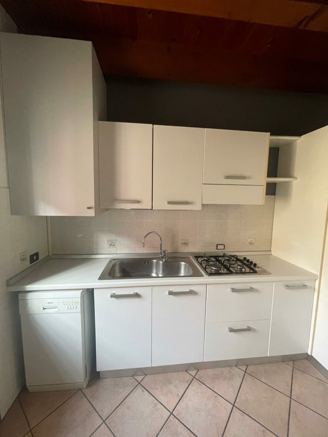 Mobile cucina bianca completa di frigorifero e lavastoviglie S 2675 - immagine 2