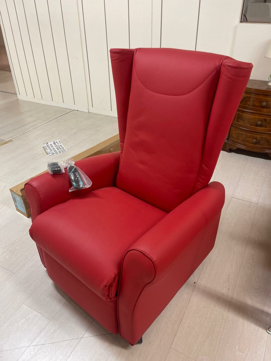 Poltrona relax rossa con telecomando in similpelle S 2065