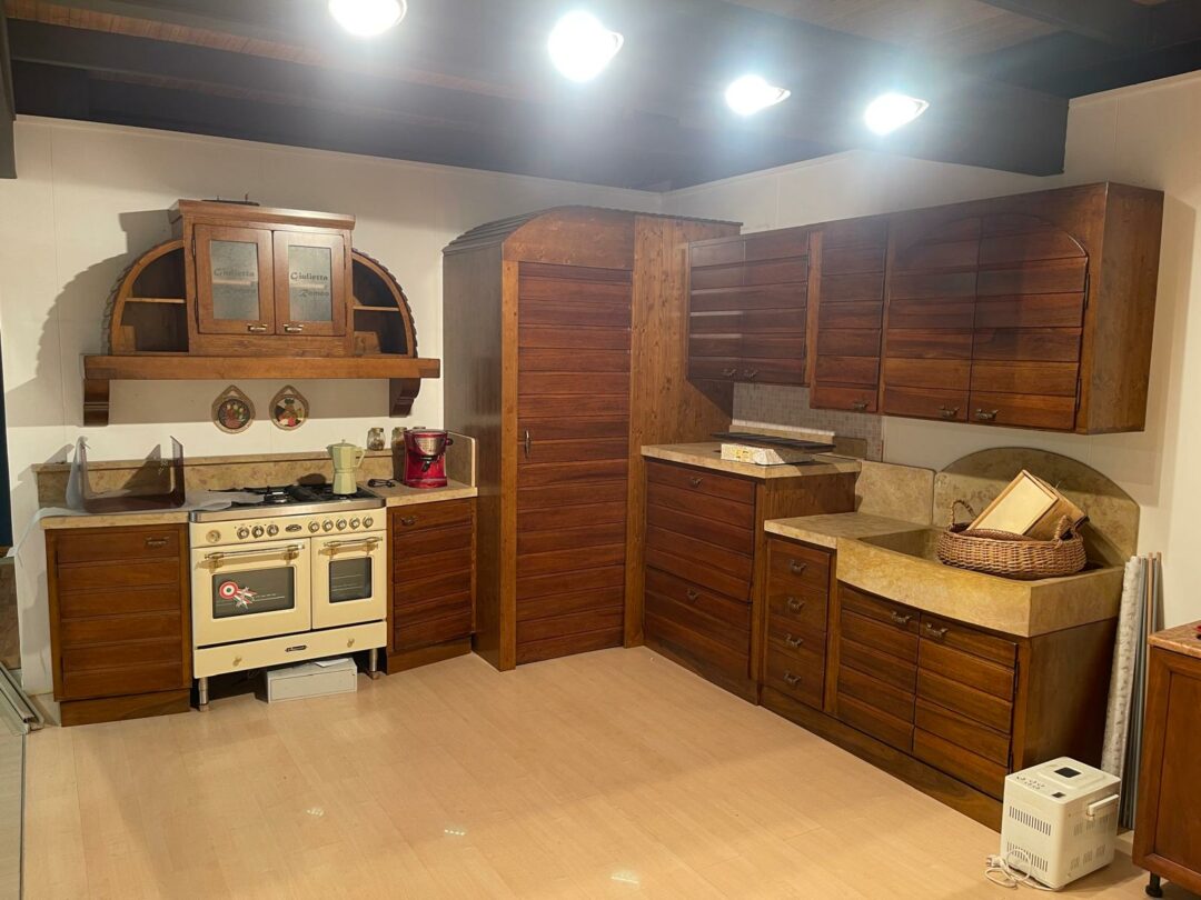 Mobile cucina rustico in legno con struttura in abete e le porte in noce con top in marmo scavato S 2082