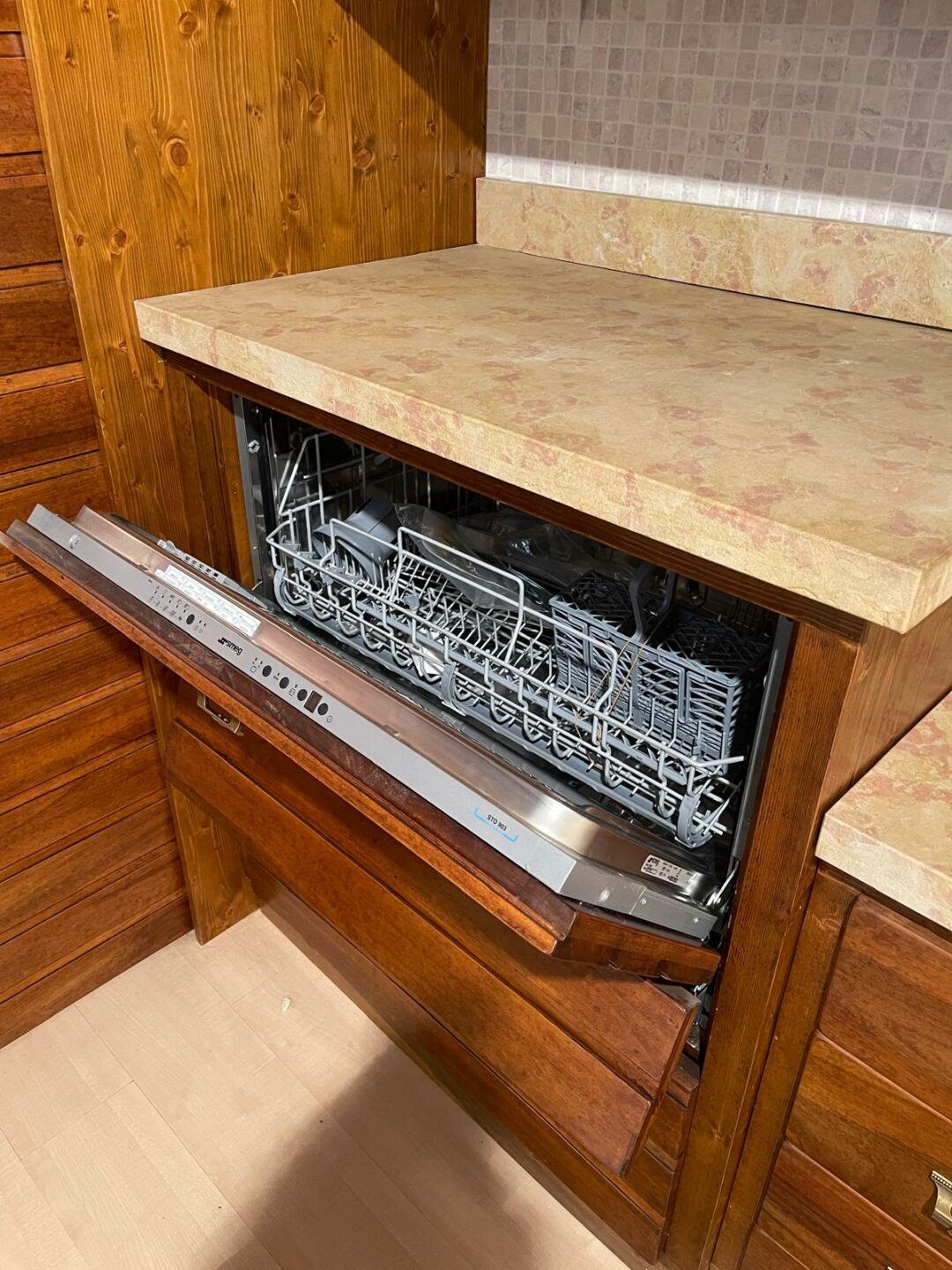 Mobile cucina rustico in legno con struttura in abete e le porte in noce con top in marmo scavato S 2082 - immagine 12
