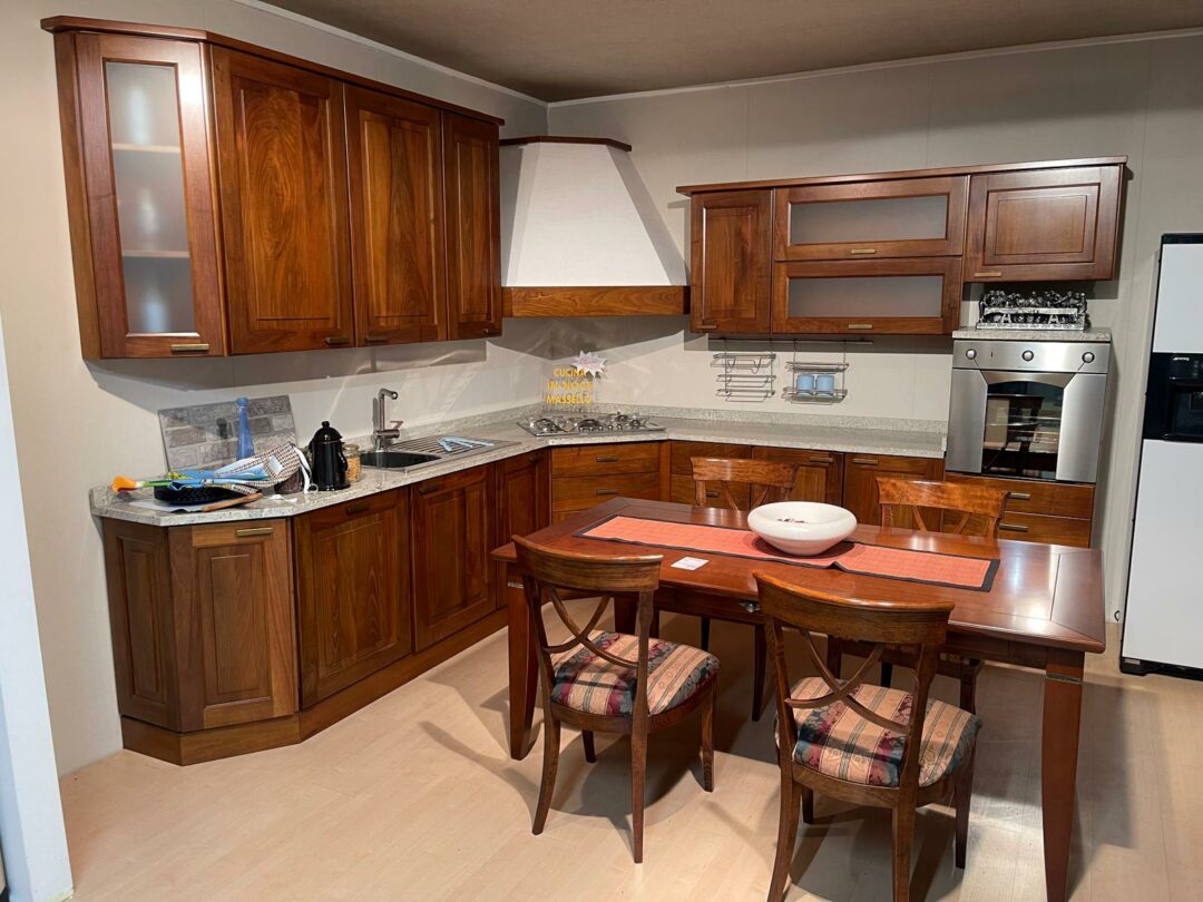 Mobile cucina in legno massiccio in noce nazionale scelto, con piano in granito S 2084