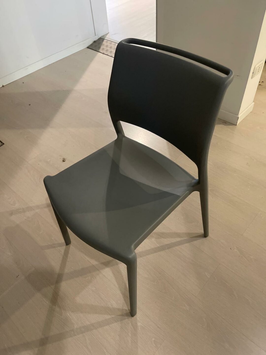 Sedia grigia in plastica S 2150