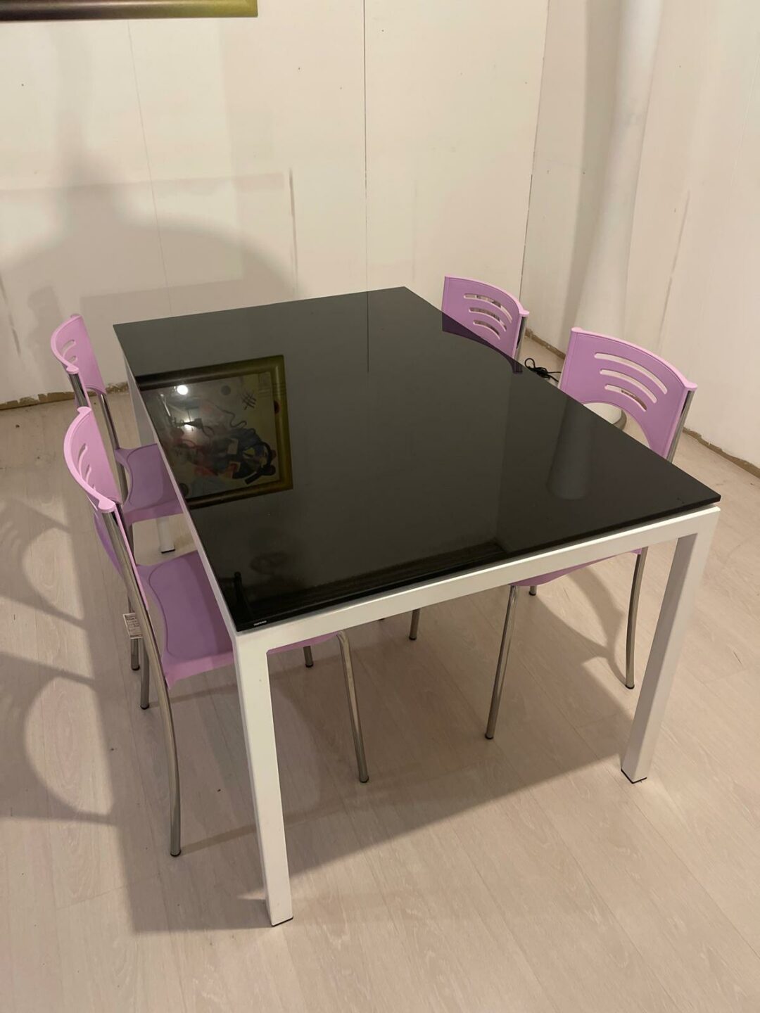 Tavolo in vetro temperato con 4 sedie break pink (solo sedie 200,00€) S 2156