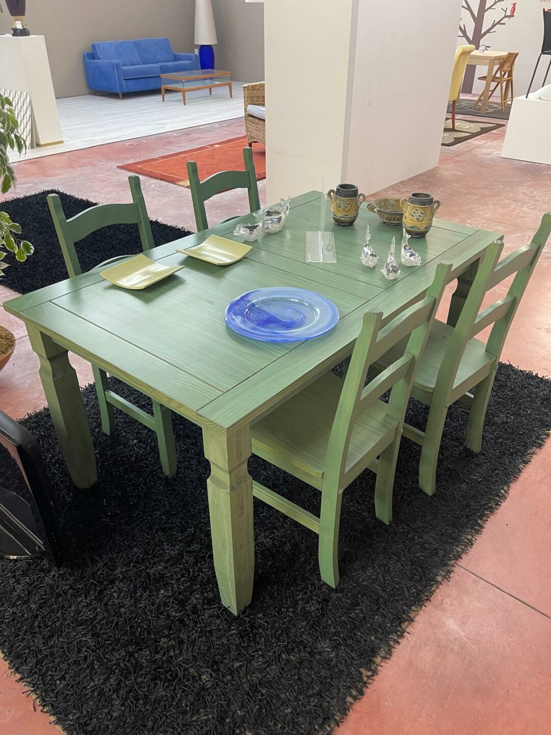 Tavolo in legno verde con 4 sedie S 2237