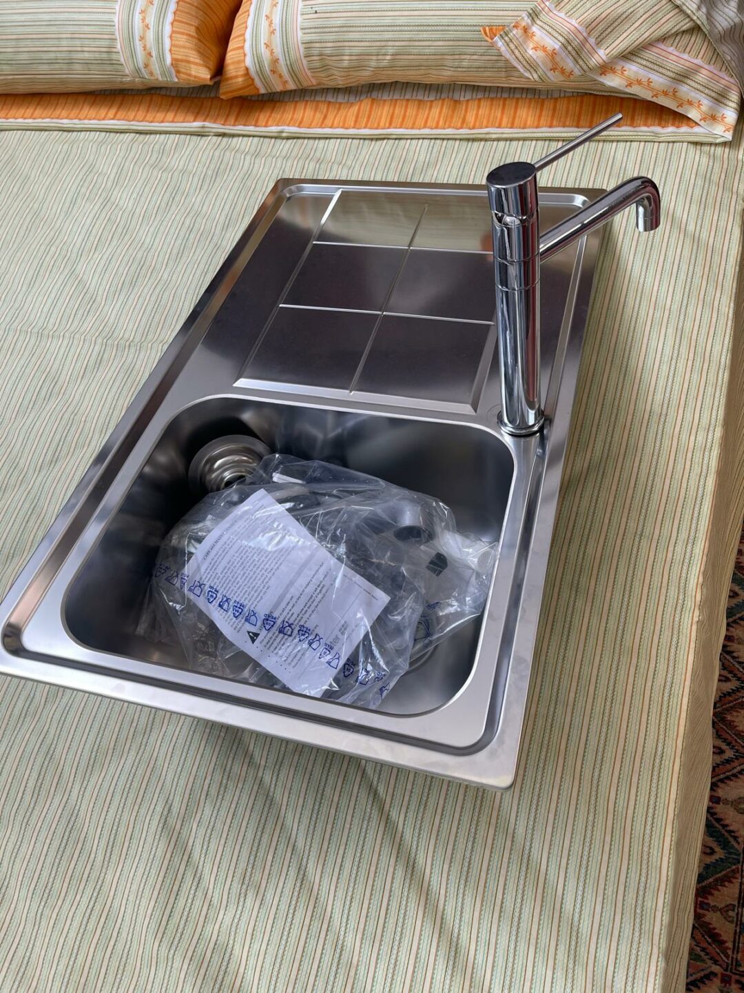 Lavandino foster con rubinetto da cucina S 2289