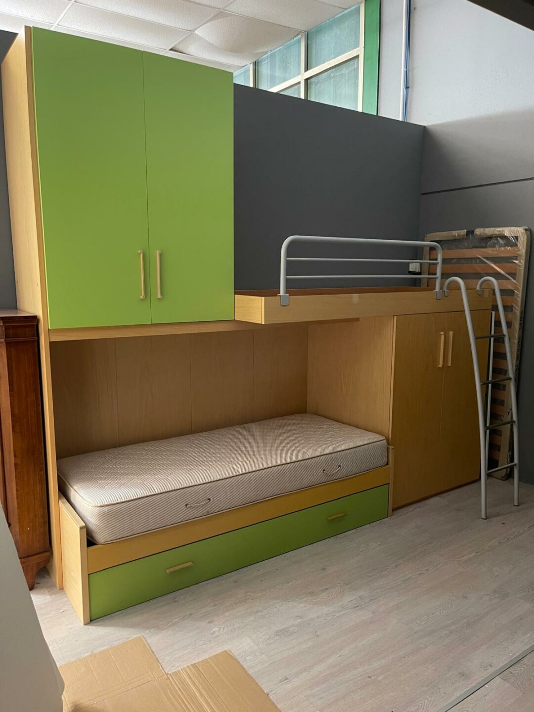 Cameretta per bambini con 3 posti letto in legno S 2293