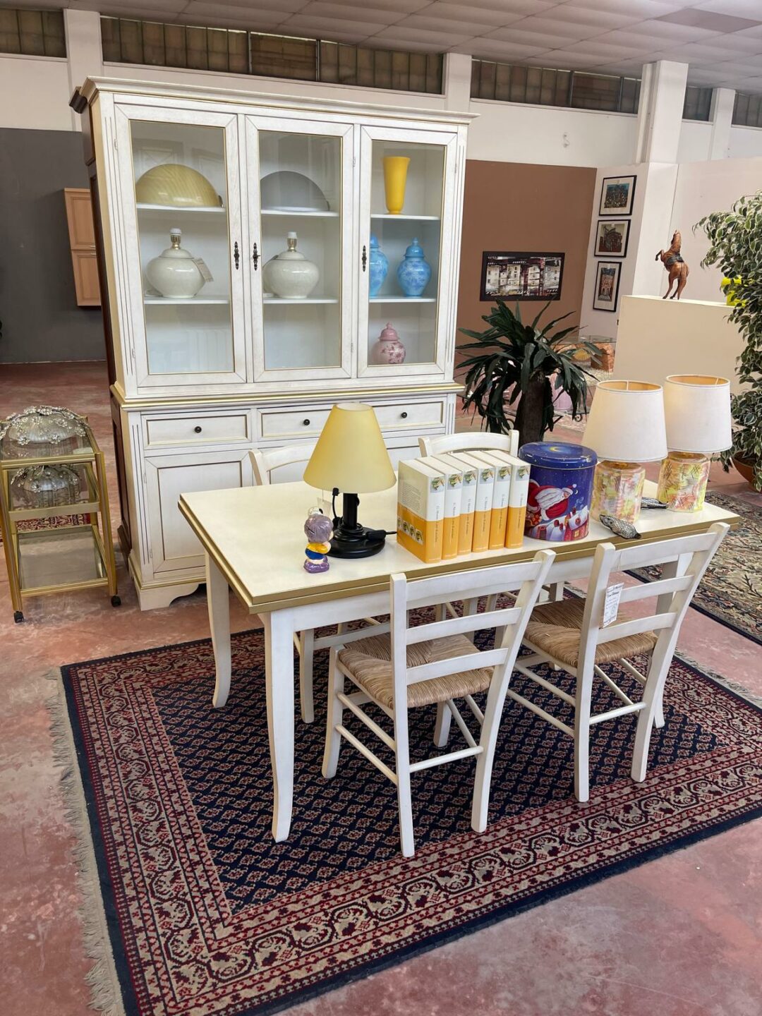 Sala completa collezione capri oro completa di cristalliera con tavolo e sedie S 2423