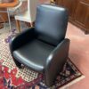 Poltrona in pelle nera con le ruote S 2461