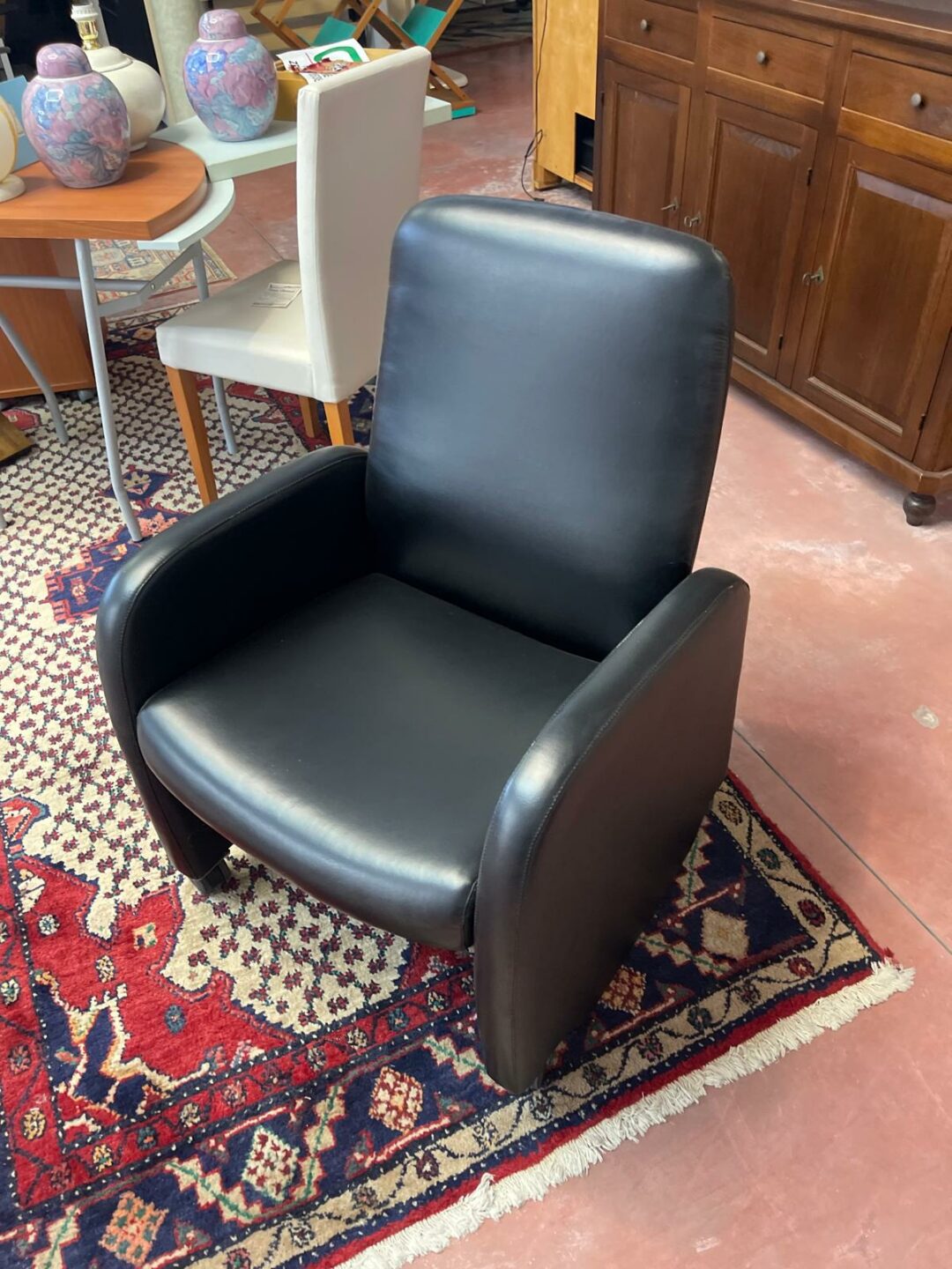 Poltrona in pelle nera con le ruote S 2461