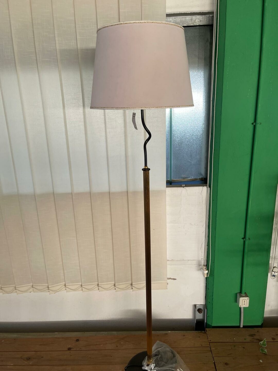 Piantana struttura metallo nera cappello bianco S 2539