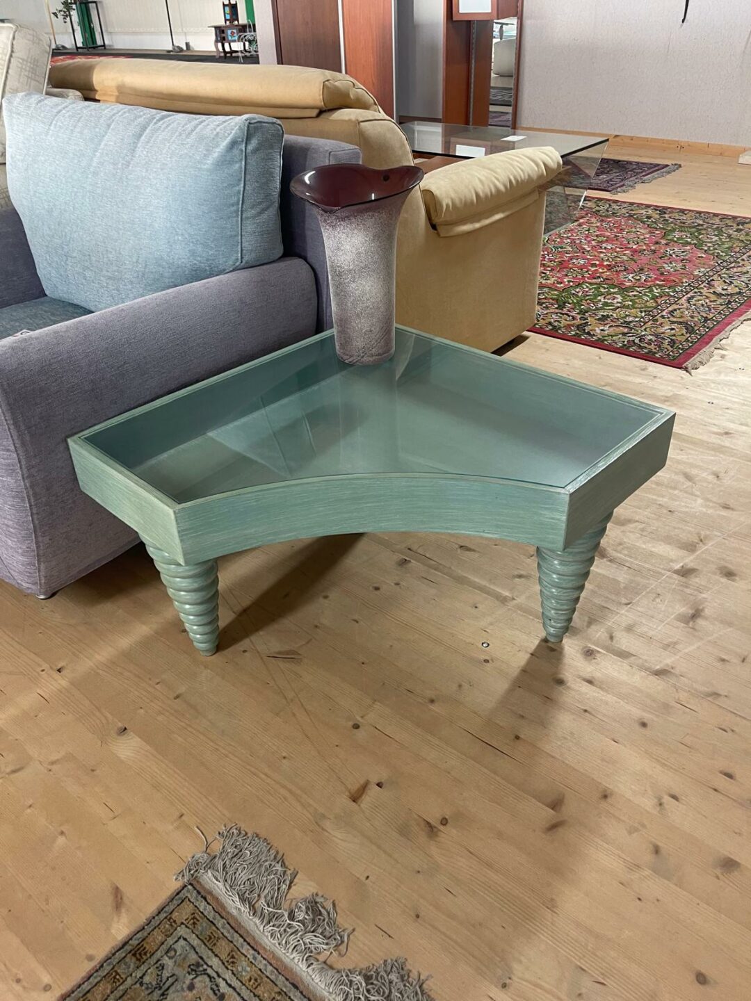 Tavolino angolare azzurro in legno con vetro S 2593