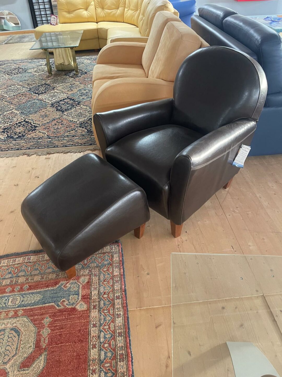 Poltrona con pouf in pelle marrone scuro S 2602