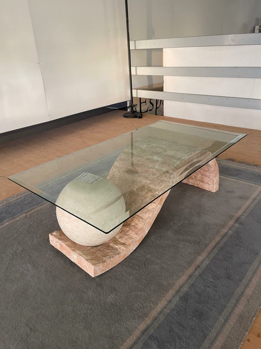 Tavolino in vetro 130x80 con base in pietra e sfera decorativa S 2644