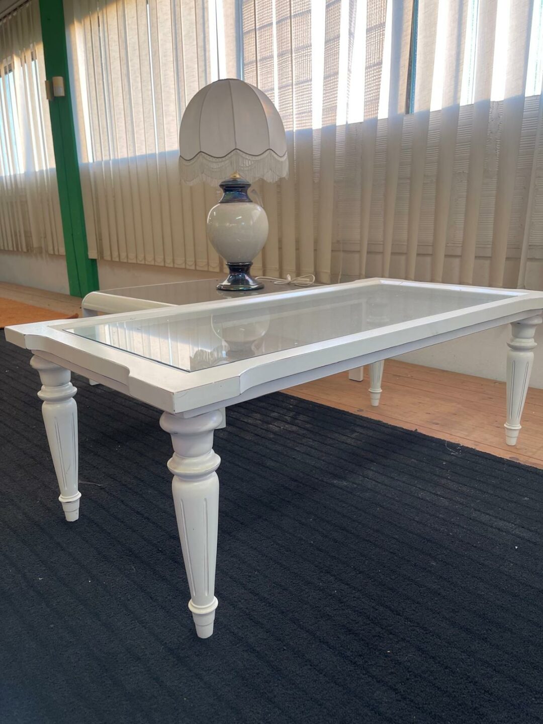 Tavolino in legno colore bianco con vetro S 2670