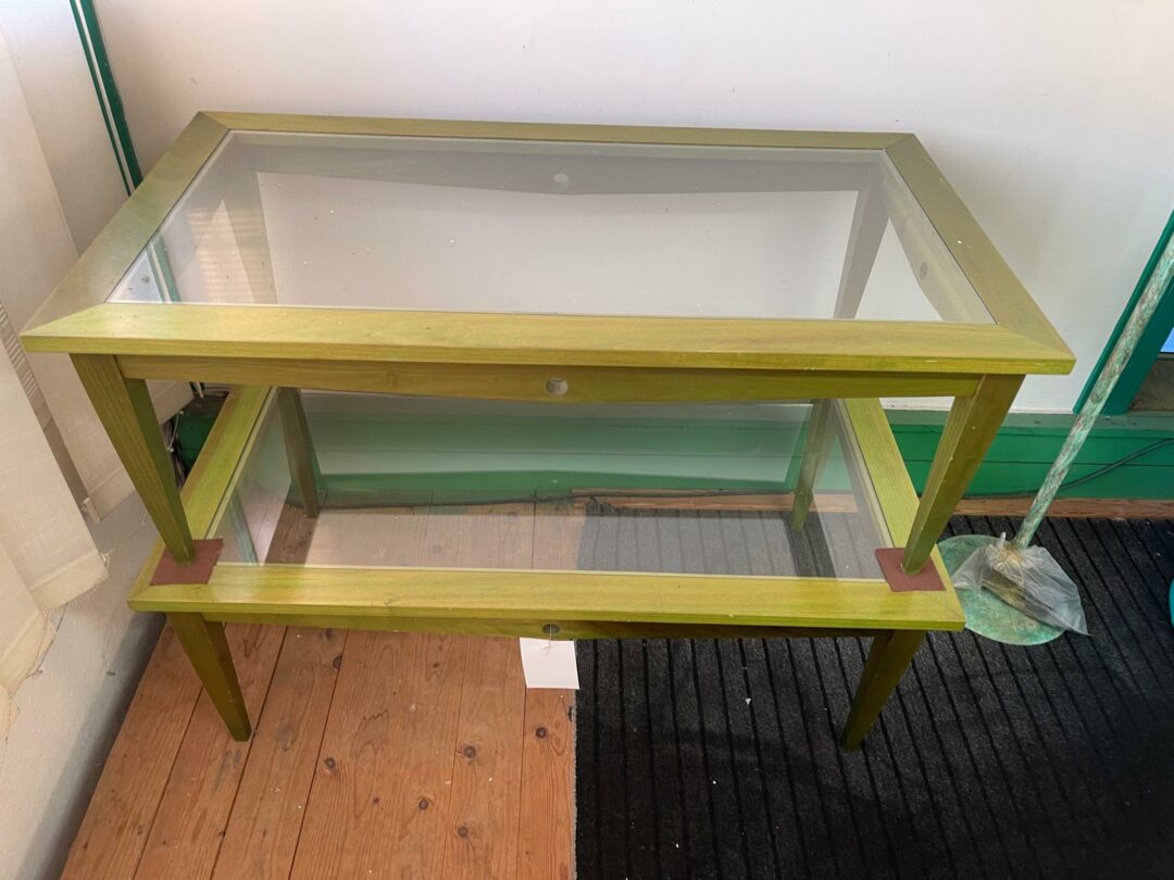 Tavolino in legno verde con vetro S 2671