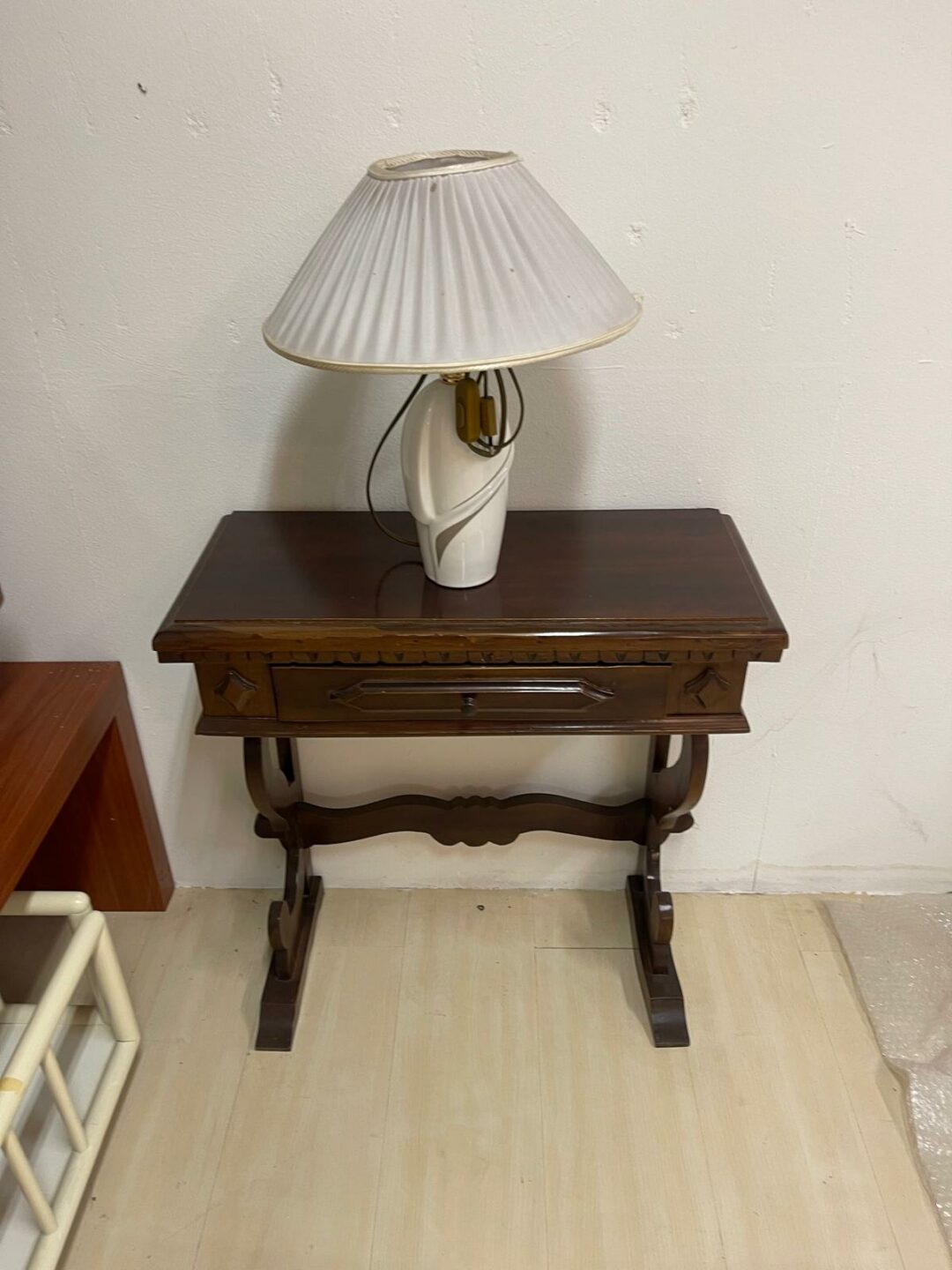 Scrittoio nuovo in legno con cassettino S 2737