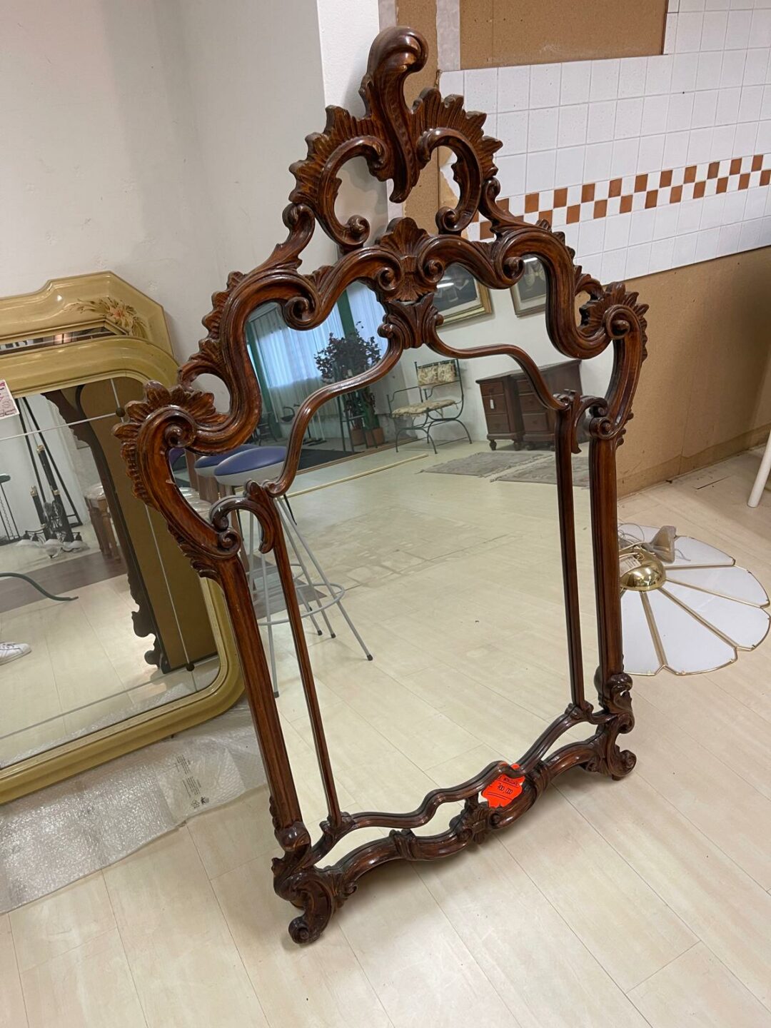 Specchio noce intagliato S 2740