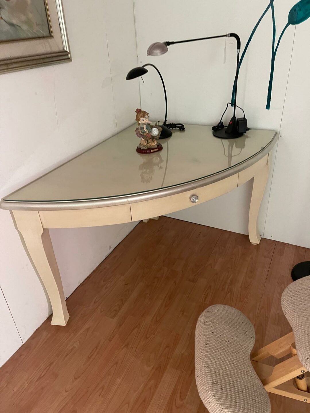 Scrivania in legno con cassetto e vetro S 2893