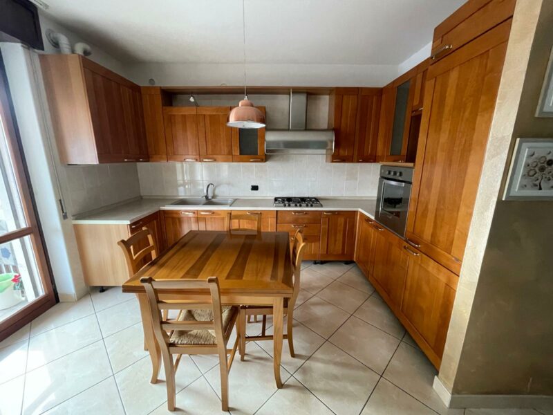 Cucina in legno completa di elettrodomestici di frigorifero, cappa, forno, piano cottura, lavastoviglie, lavandino S 2909 - immagine 8